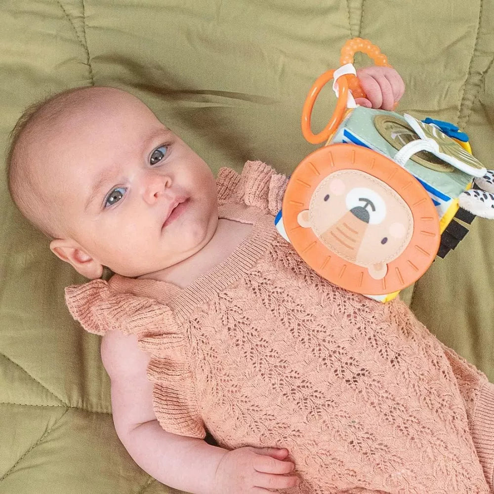 Bambina tiene in mano il Cubo in Stoffa Savannah Adventures Taf Toys