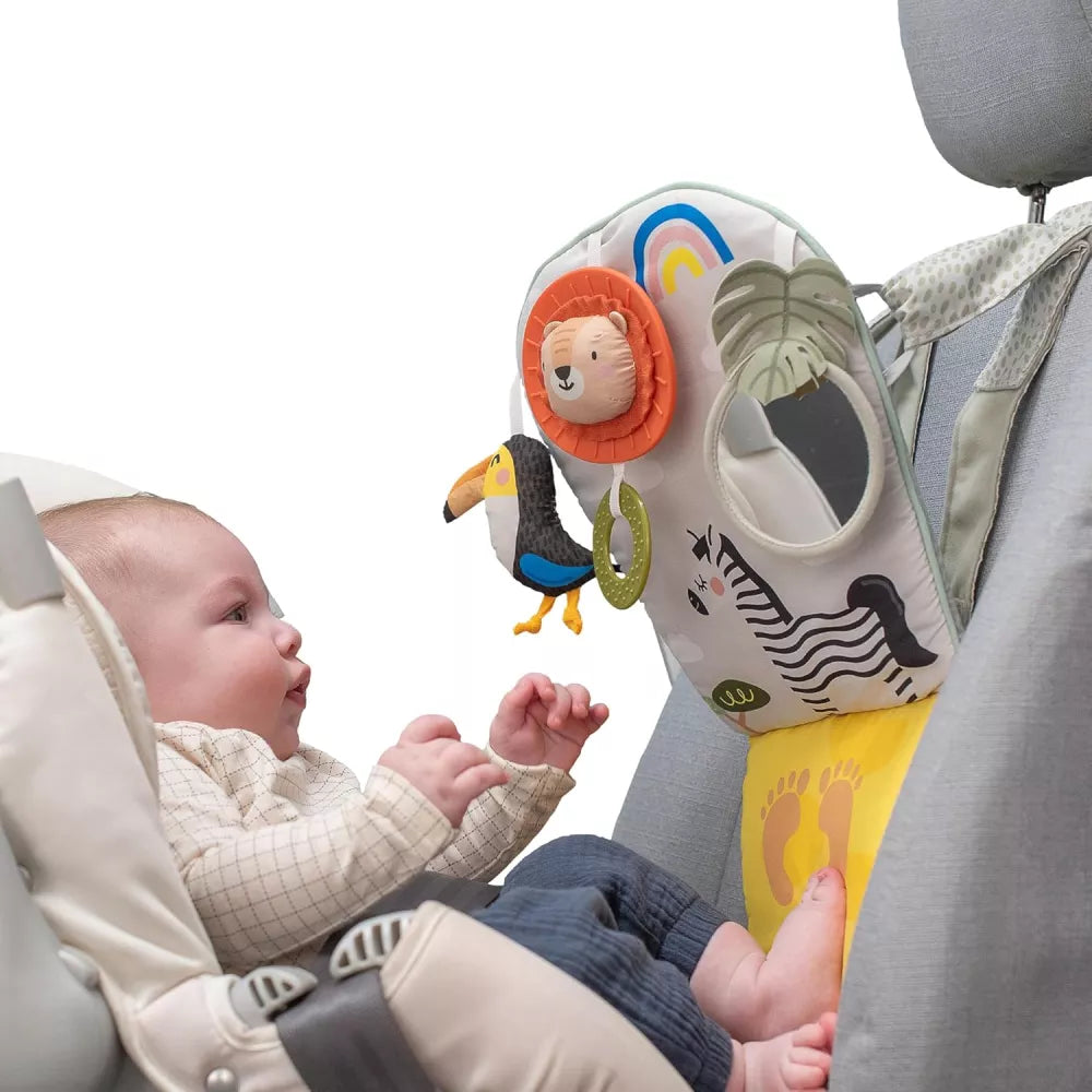 Bambino gioca con il Gioco da Calciare Savana per Auto Taf Toys