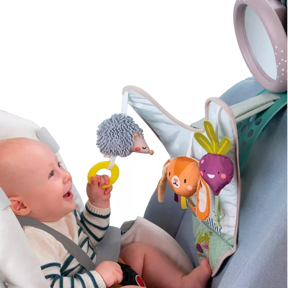 Bambino gioca con il Gioco Multiattività per Auto Urban Garden Taf Toys