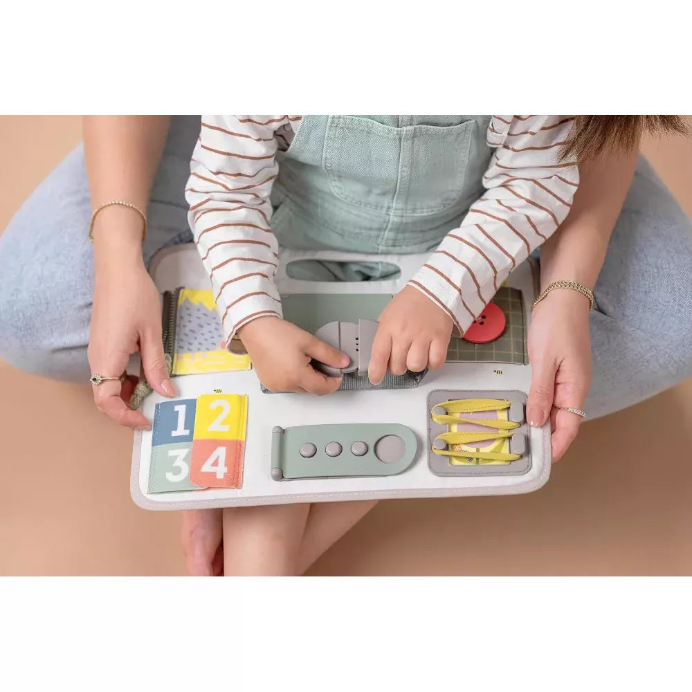 Bambino gioca insieme alla madre con il Pannello Motricità Fine Taf Toys