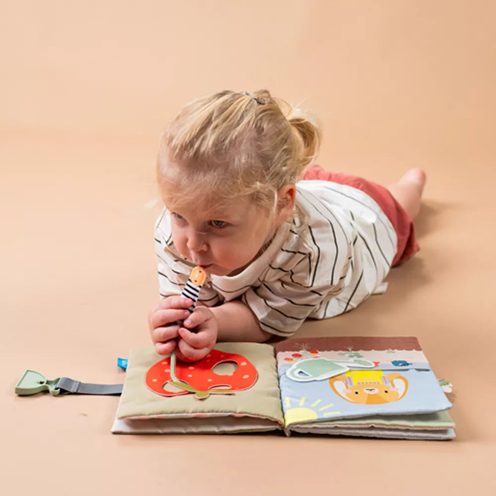 Bambina gioca con Il mio Primo Libro Attività Taf Toys