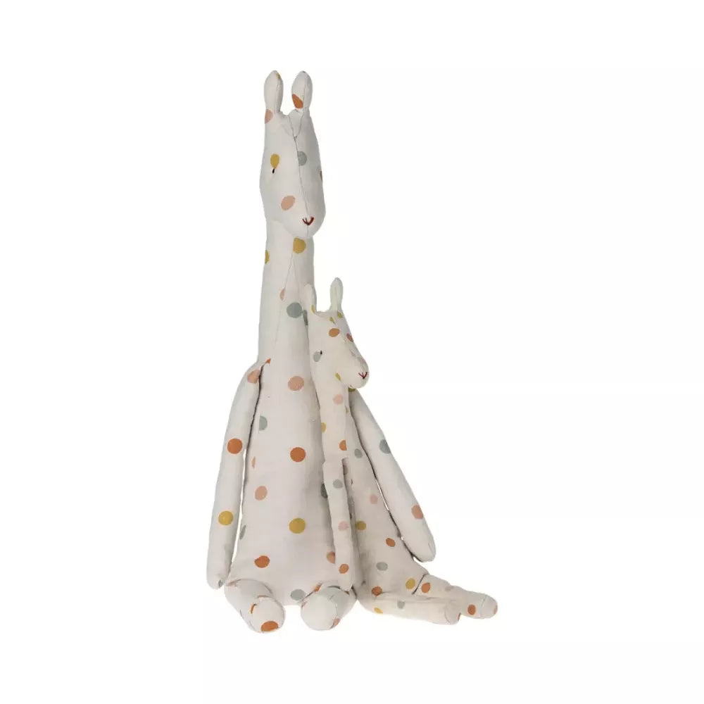 Peluche Giraffa Grande a Pois Maileg con peluche più piccolo a fianco