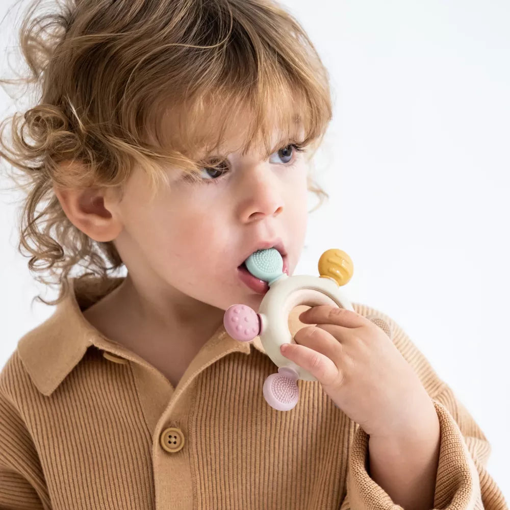 Bambino che uso il Dentinale in Legno Sensoriale Saro
