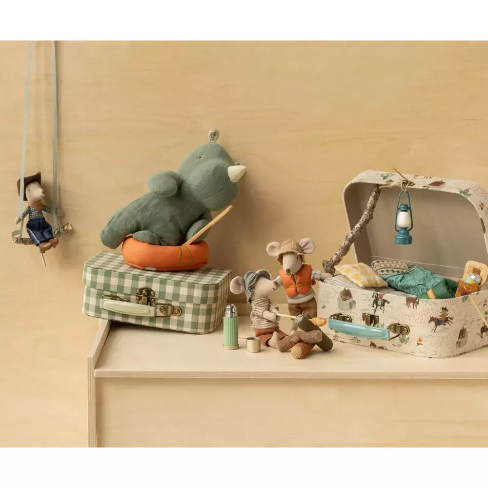 Diorama con Topo Escursionista con Maglia Marrone Maileg
