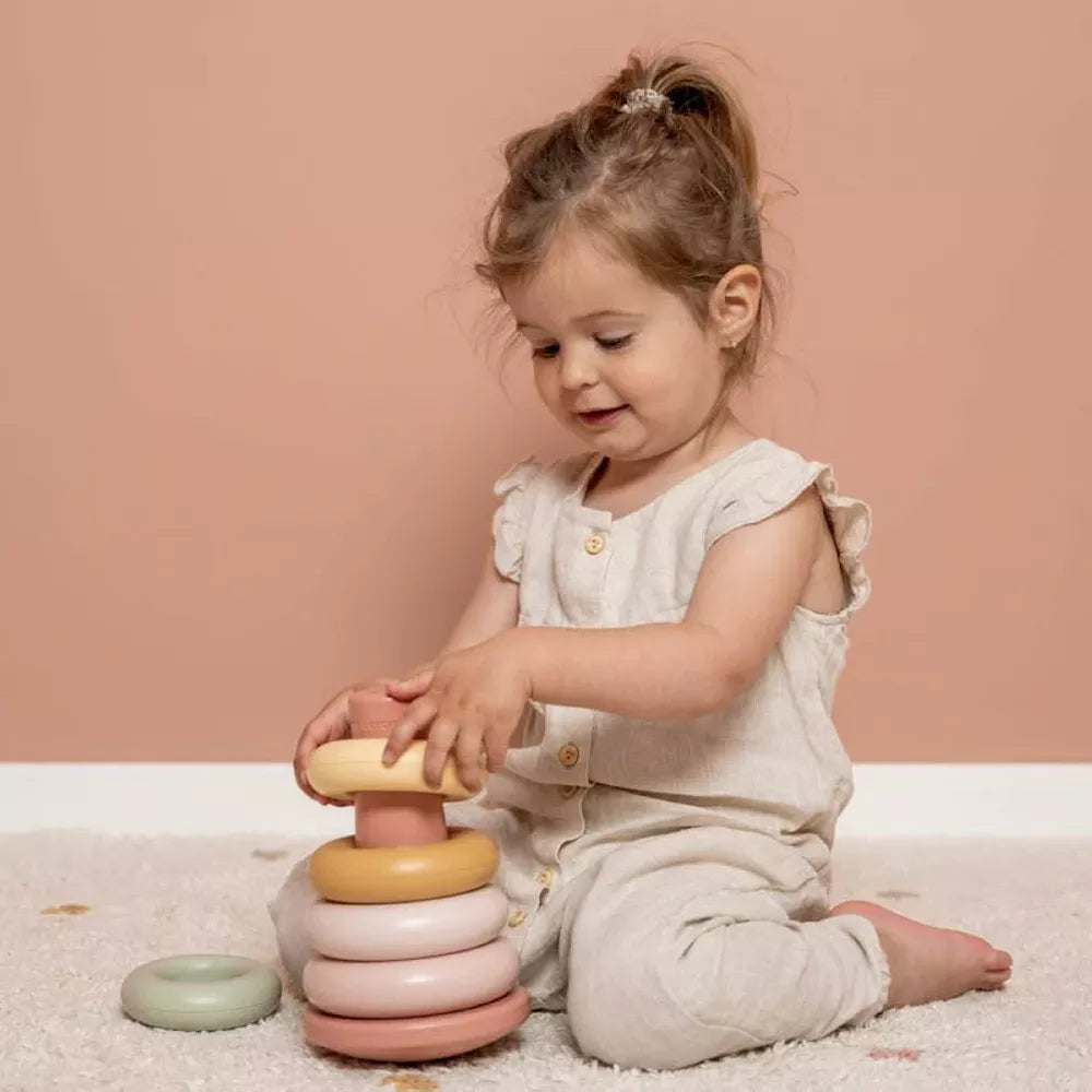 Bambina gioca con l'Impilabile in Plastica Rosa Little Dutch