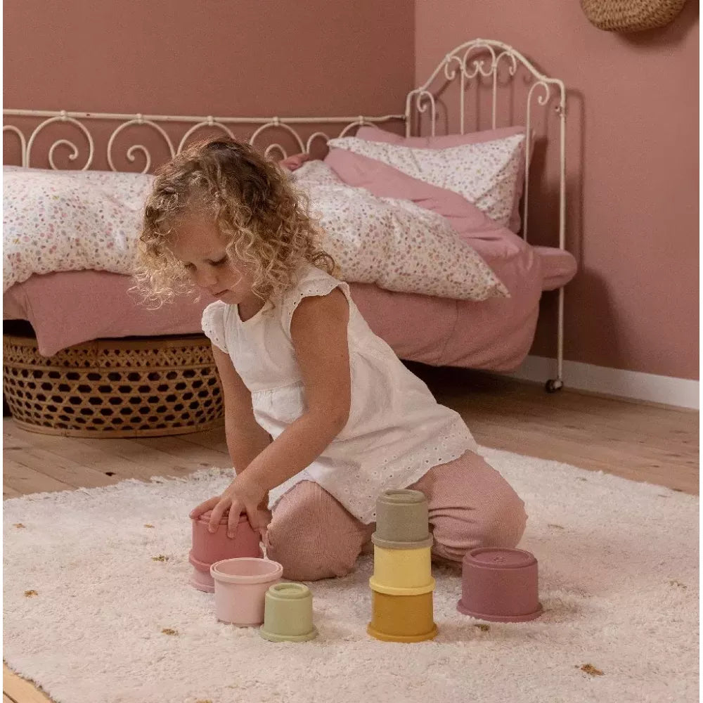 Bambina gioca con le Tazze Impilabili Rosa Little Dutch