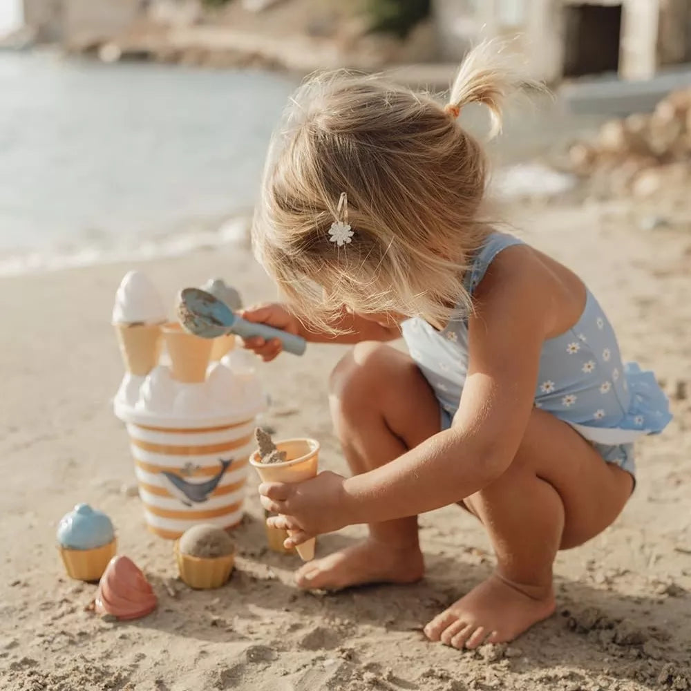 Bambina che Gioca con Set da Spiaggia Gelati Little Dutch
