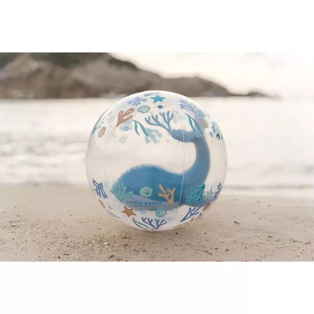 Palla da Spiaggia Trasparente Little Dutch Ocean Dreams Blue sulla spiaggia