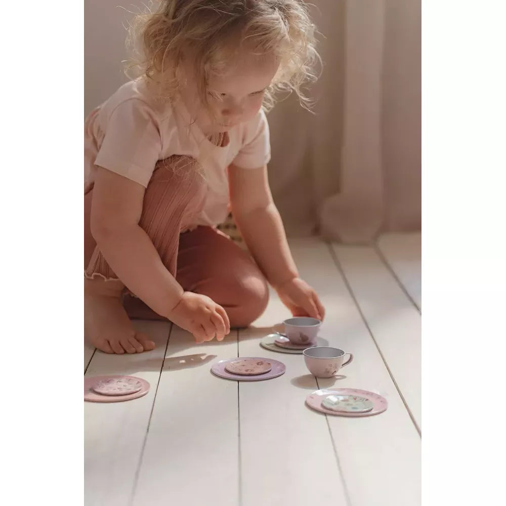 Bambina gioca con il Set da Té Little Dutch Fairy Garden