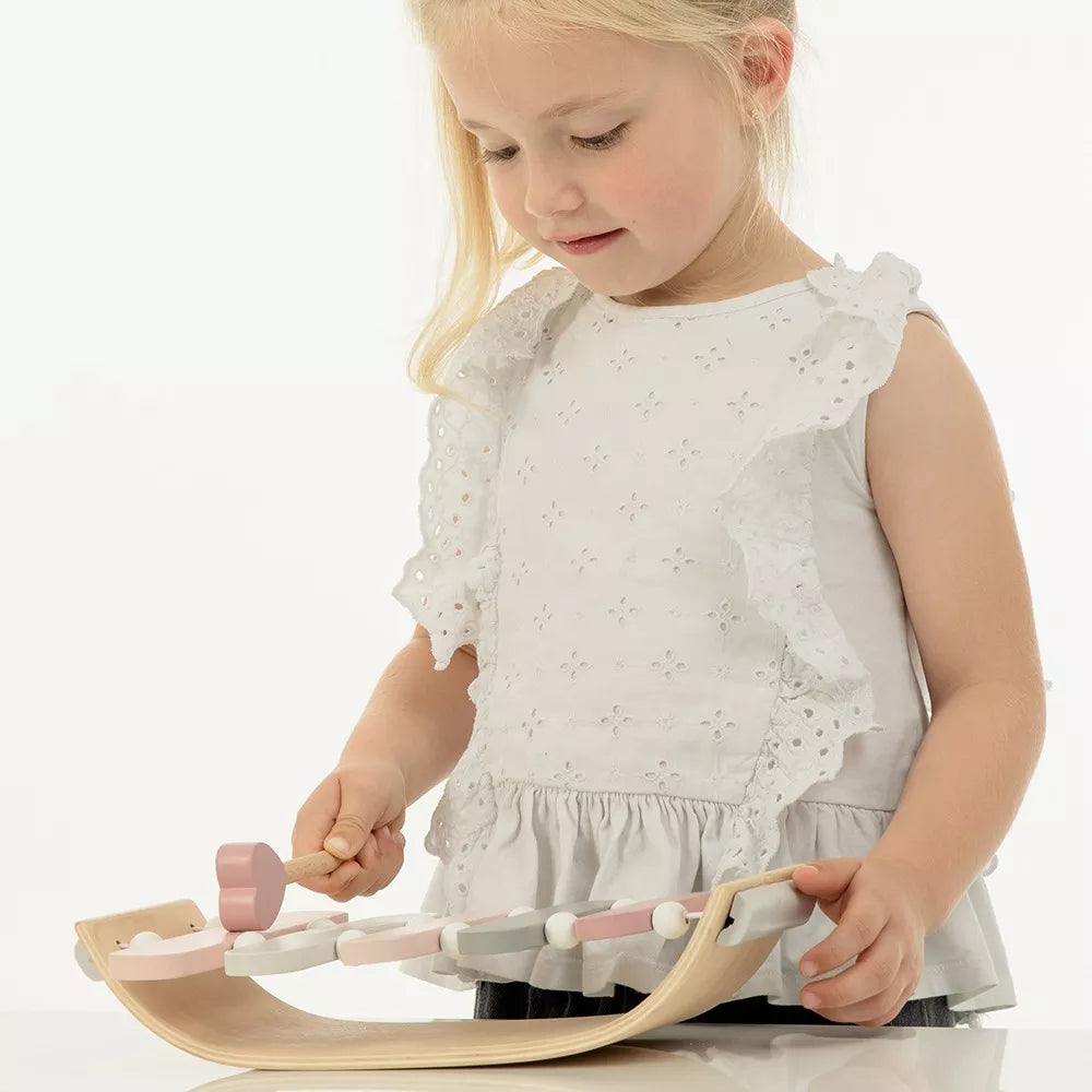 Bambina suona lo Xilofono in Legno Label Label rosa