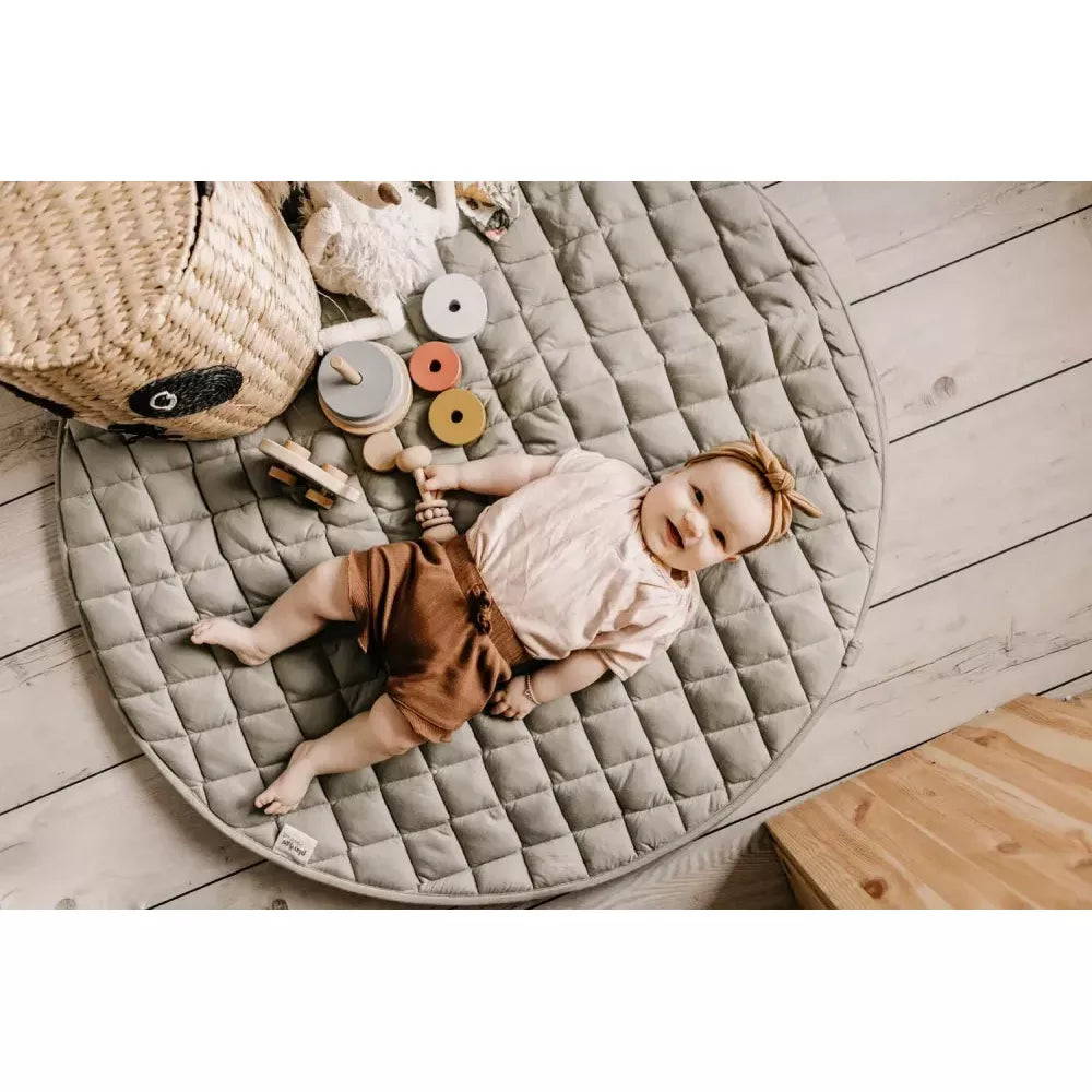 Tappeto Gioco Organic Soft Play&Go Meadow Green steso con bambina