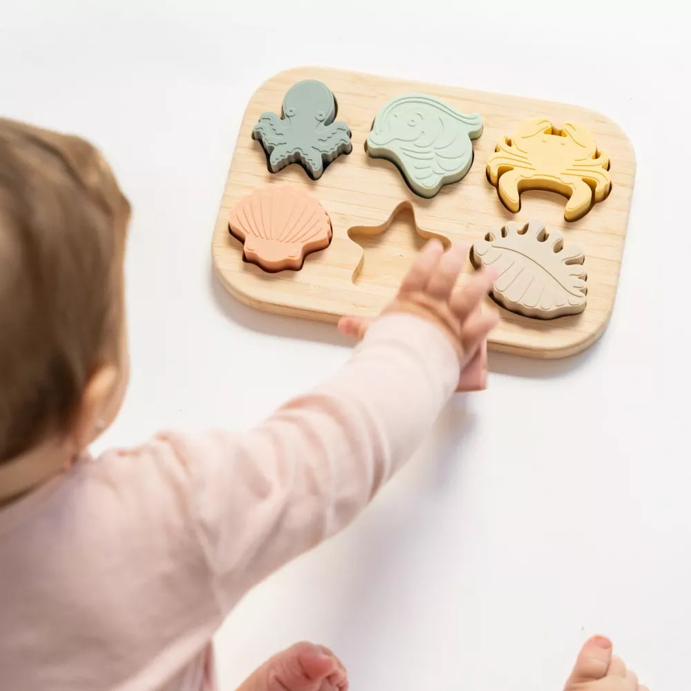 Bambino gioca con il Puzzle a Incastro Sea Life Saro