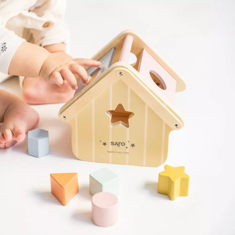 Bambino gioca con la Casa delle Forme in Legno Saro