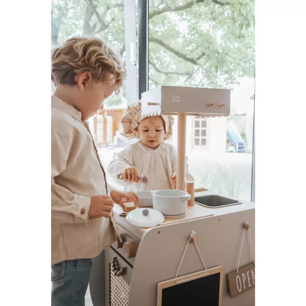 Bambini che giocano con la Cucina Bistrot in Legno Label Label Nocciola