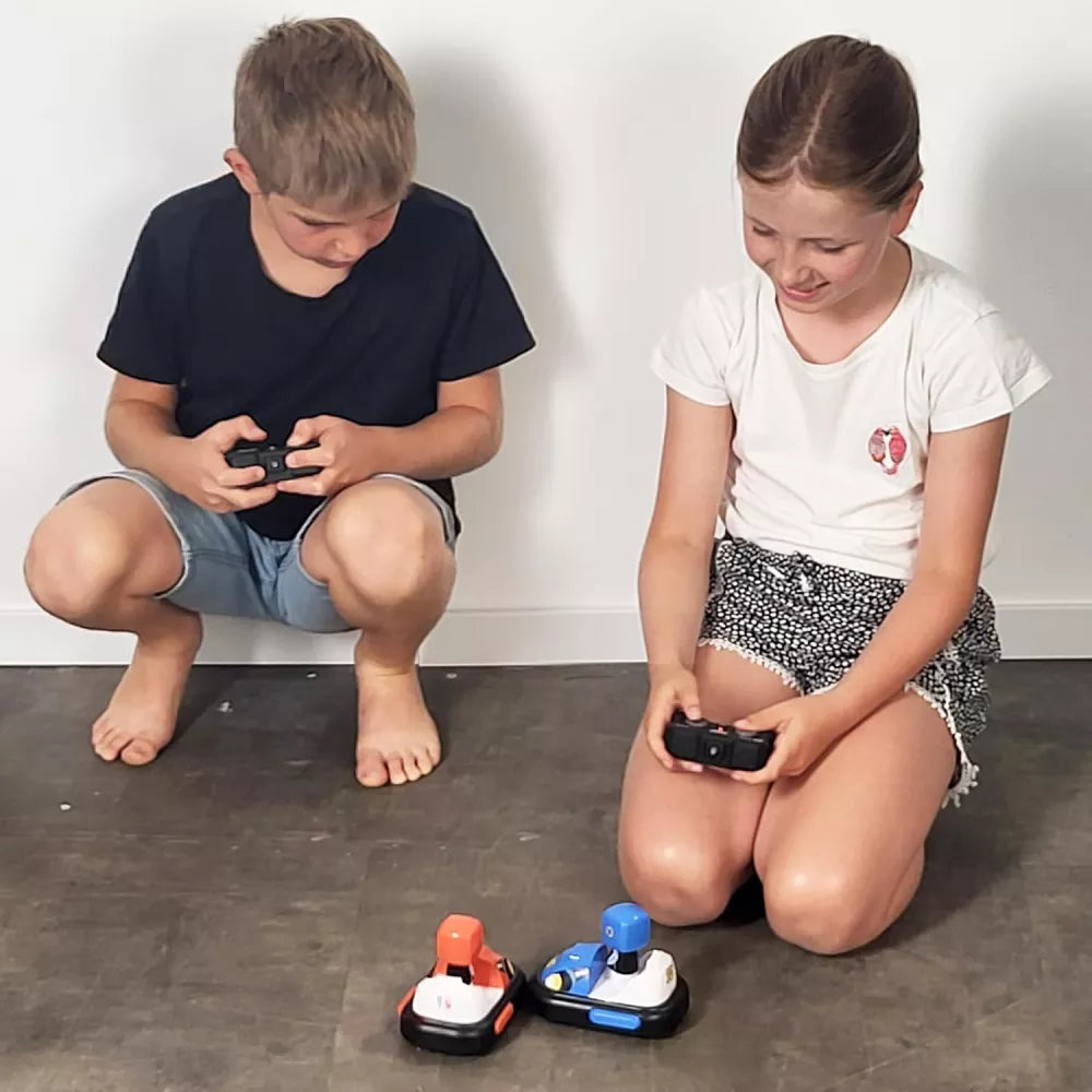Bambini giocano con i Super Karts Radiocomandati Buki