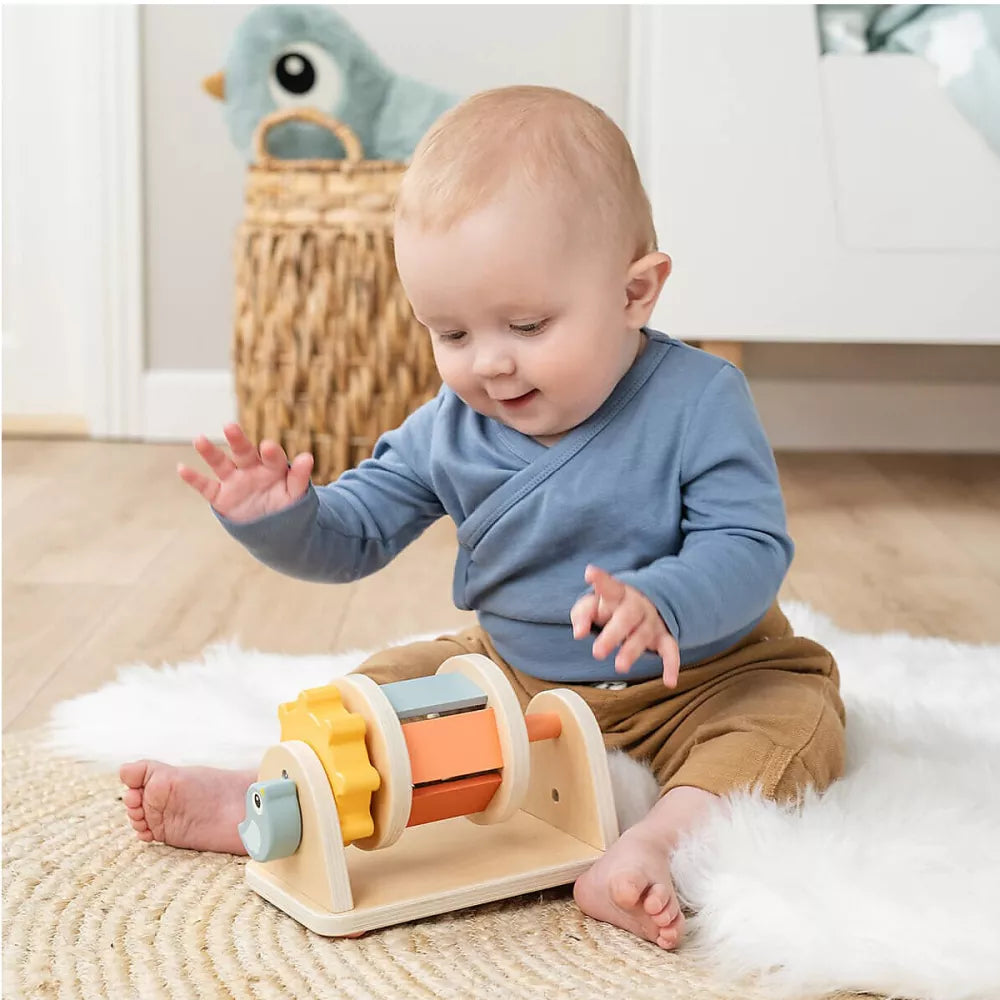 Bambino gioca con il Gioco Multiattività Rotante Birdee Done by Deer
