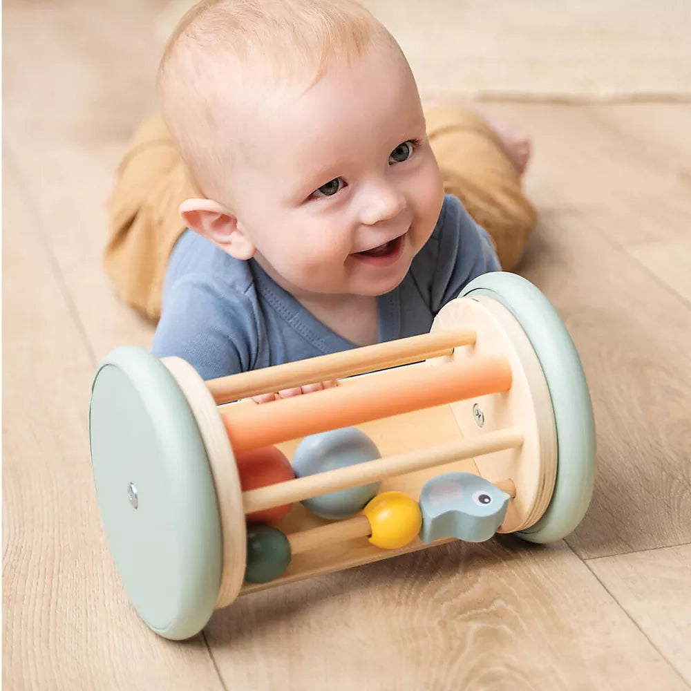 Bambino gioca con il Gioco Multiattività in Legno Birdee Done by Deer