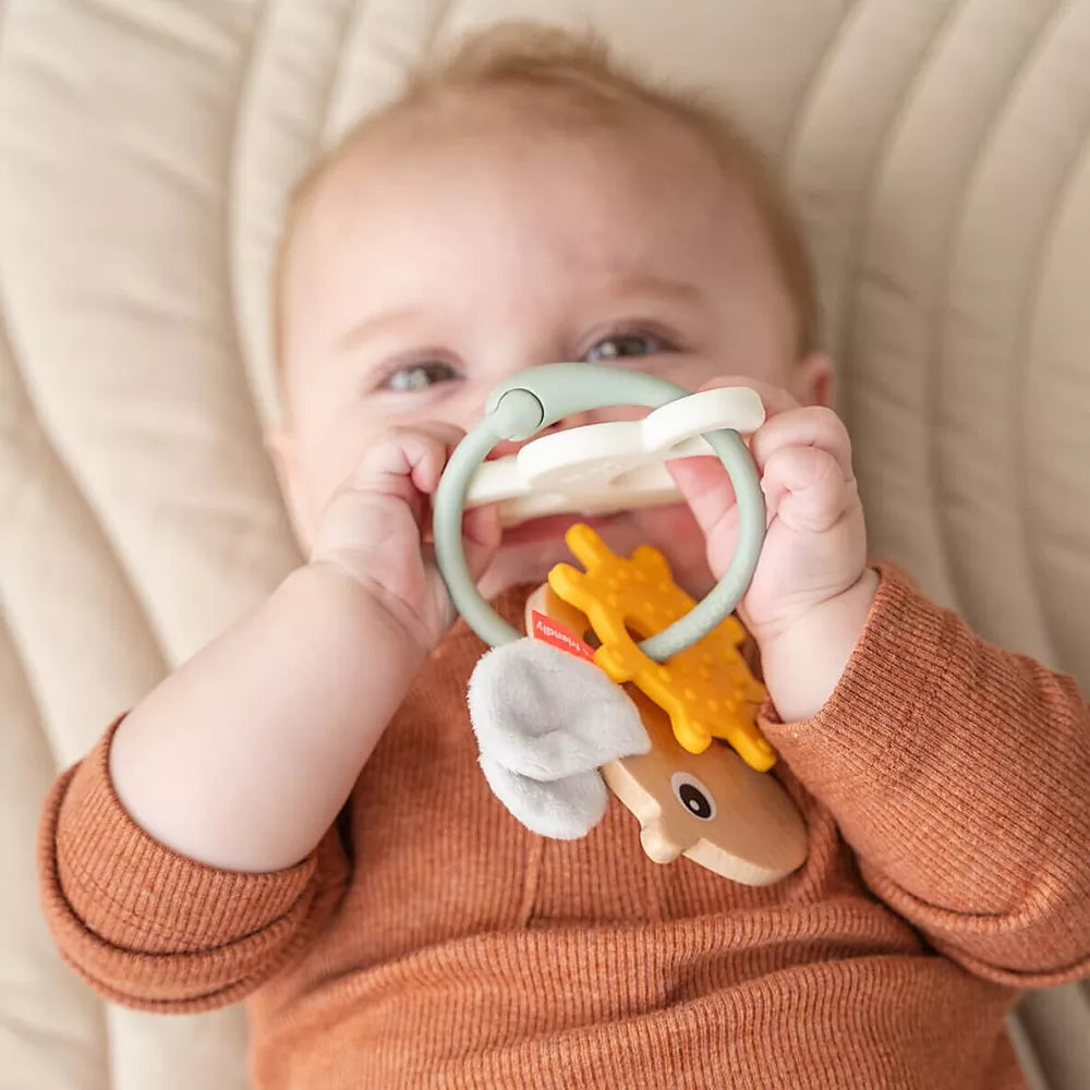 Bambino gioca con l'Anello Sensoriale Done by Deer Happy Clouds