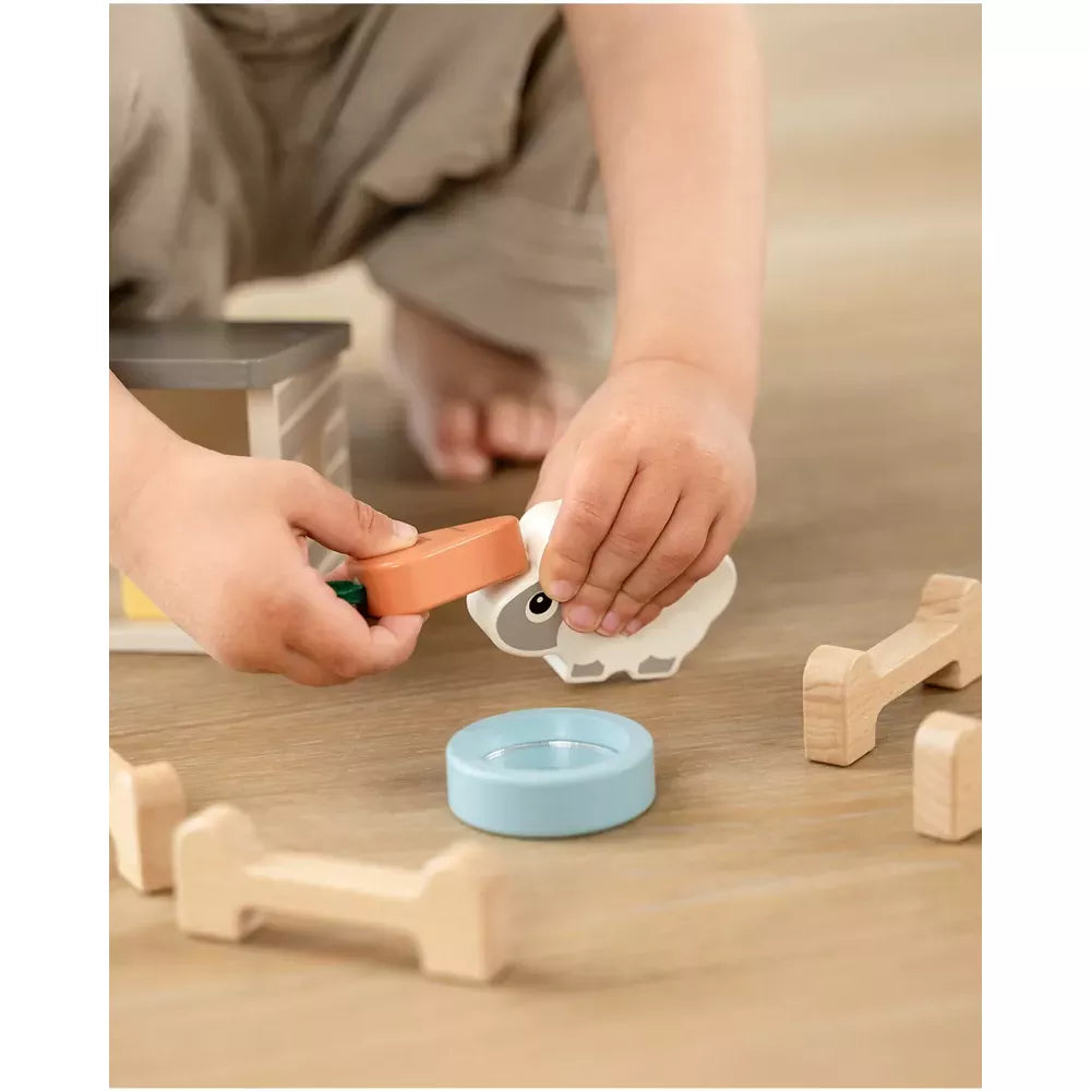 Bambino gioca con il Set Gioco in Legno Pecorella Done by Deer