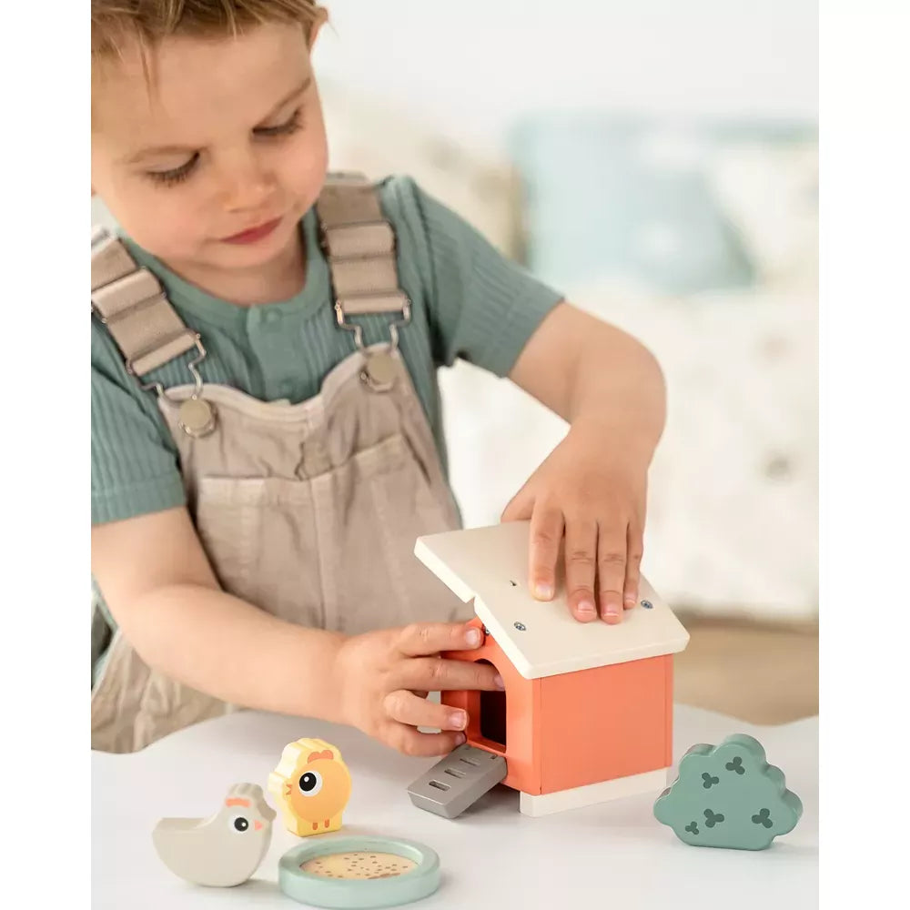 Bambino gioca con il Set Gioco in Legno Gallinella Done by Deer