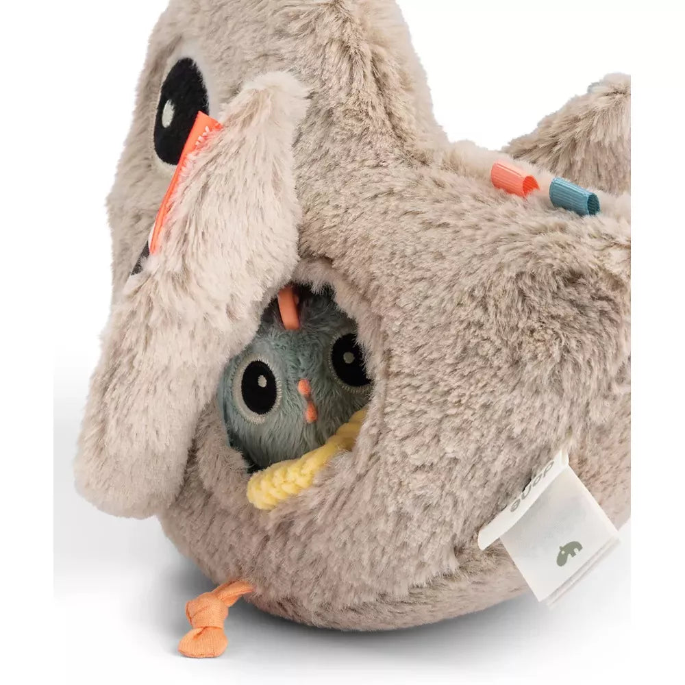 Dettaglio nascondiglio del Peluche Multiaittività Nascondino Clucky Done by Deer