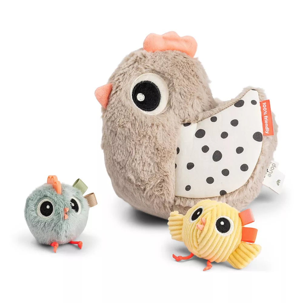 Peluche Multiaittività Nascondino Clucky Done by Deer con i due piccoli pulcini peluche