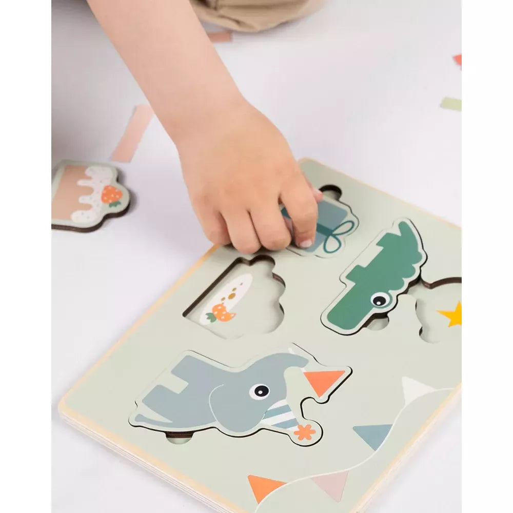 Bambino posiziona le forme negli incastri del Puzzle a Incastro Done by Deer Celebration