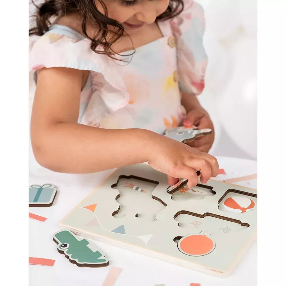 Bambina gioca con il Puzzle a Incastro Done by Deer Celebration