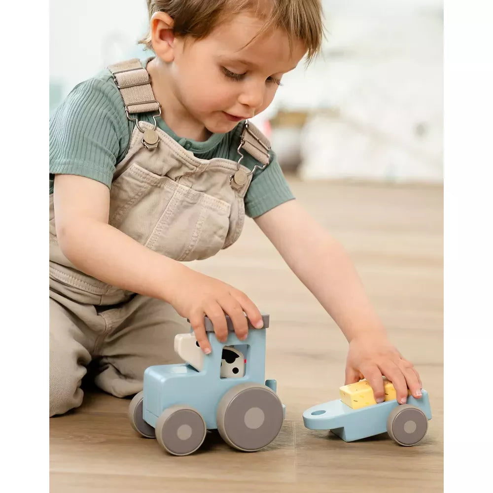 Bambino gioca con il Trattore in Legno Done by Deer