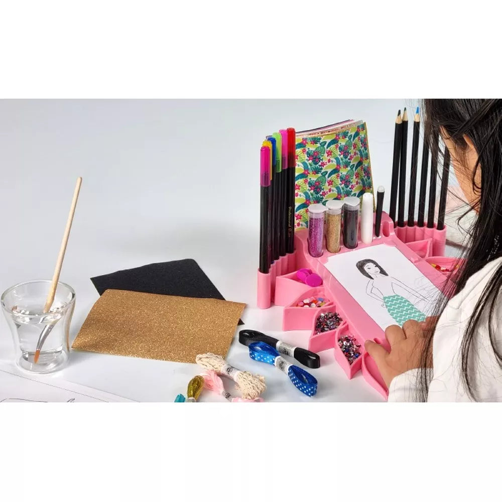 Bambina gioca con lo Studio Moda Professionale Buki