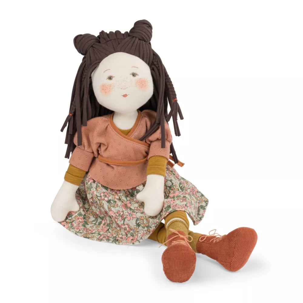 Bambola Marjolaine Moulin Roty seduta con le gambe incrociate