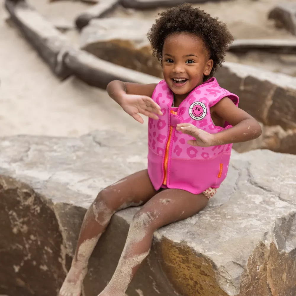 Bambina indossa il Giubbotto Salvagente Swim Essentials Leopardo