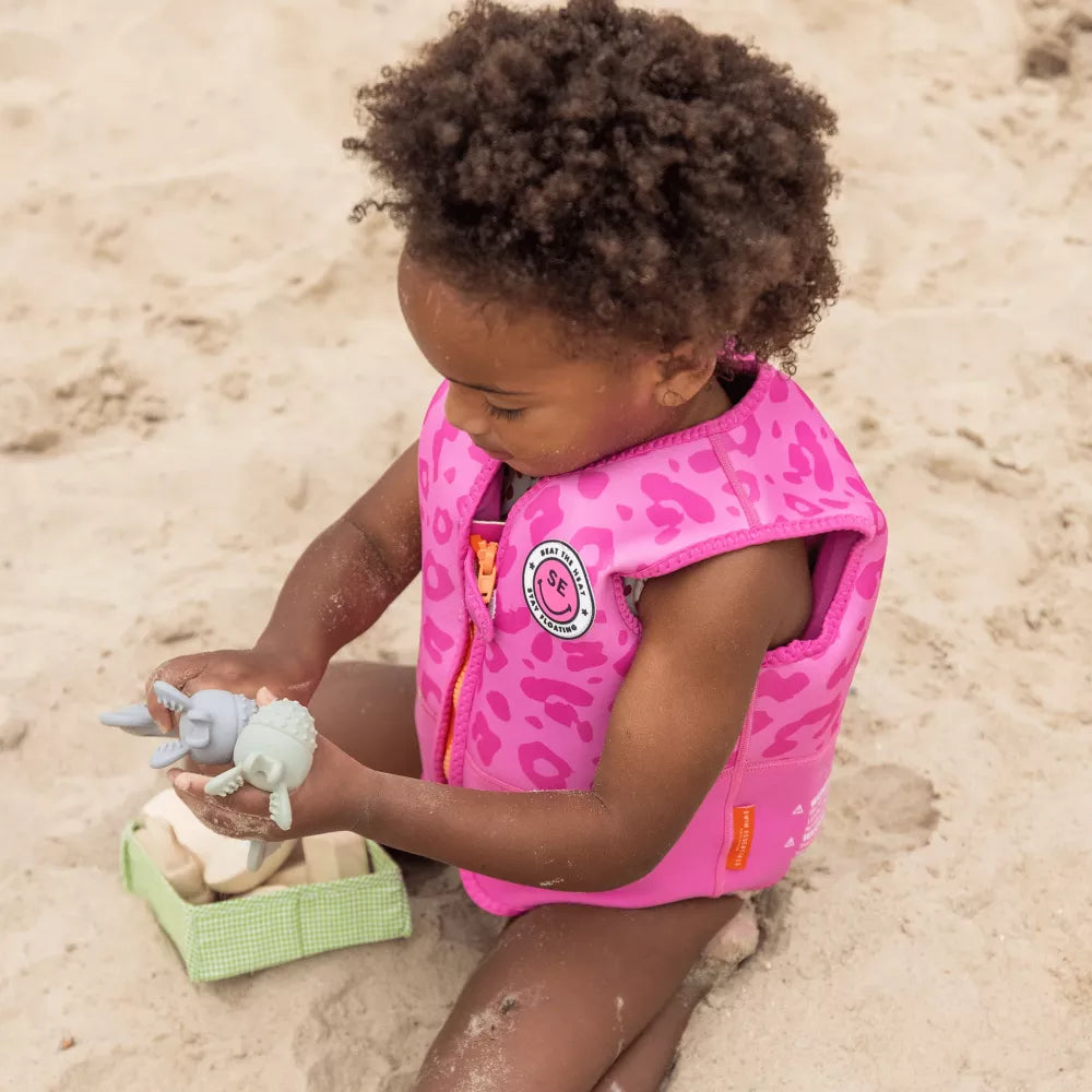 Bambina gioca mentre indossa il Giubbotto Salvagente Swim Essentials Leopardo
