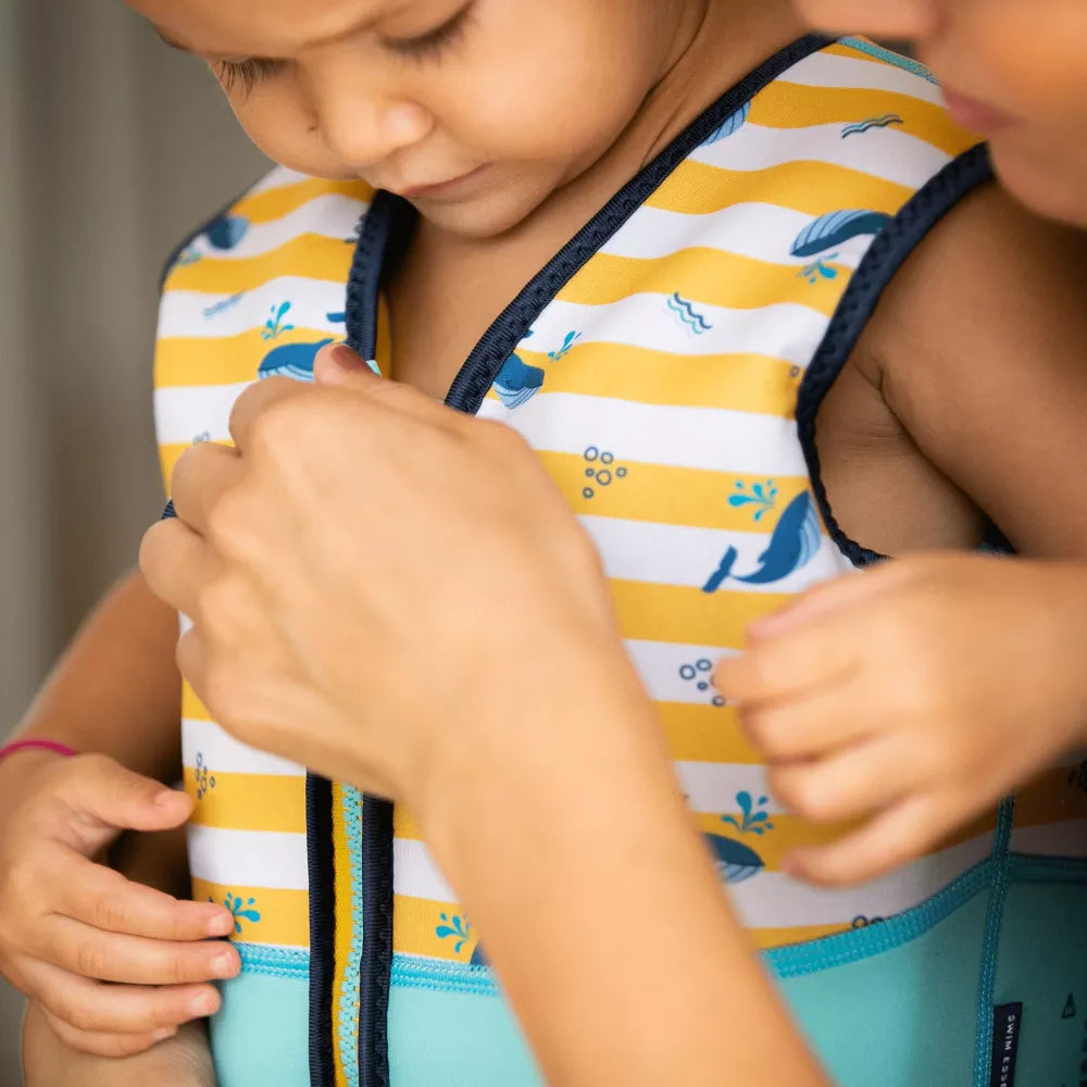 Bambino indossa il Giubbotto Salvagente Swim Essentials Balena