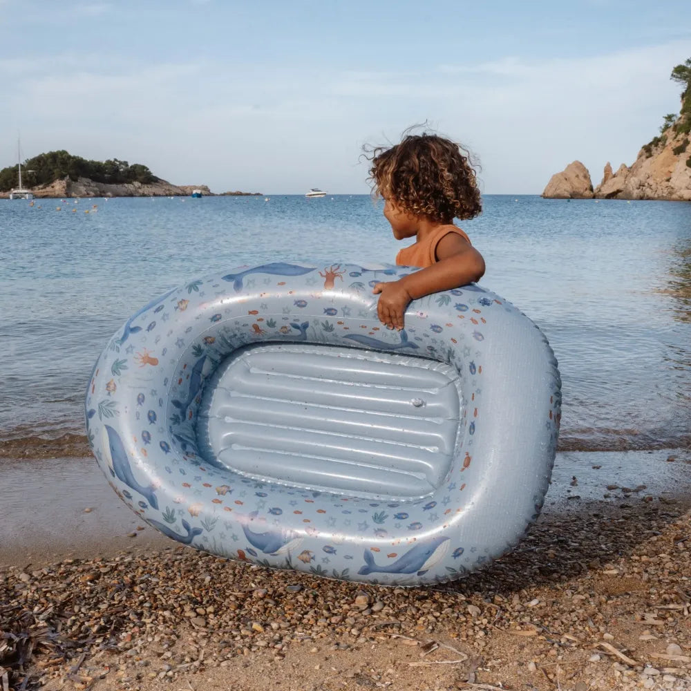 Bambino che porta la Barchetta Gonfiabile Little Dutch Ocean World