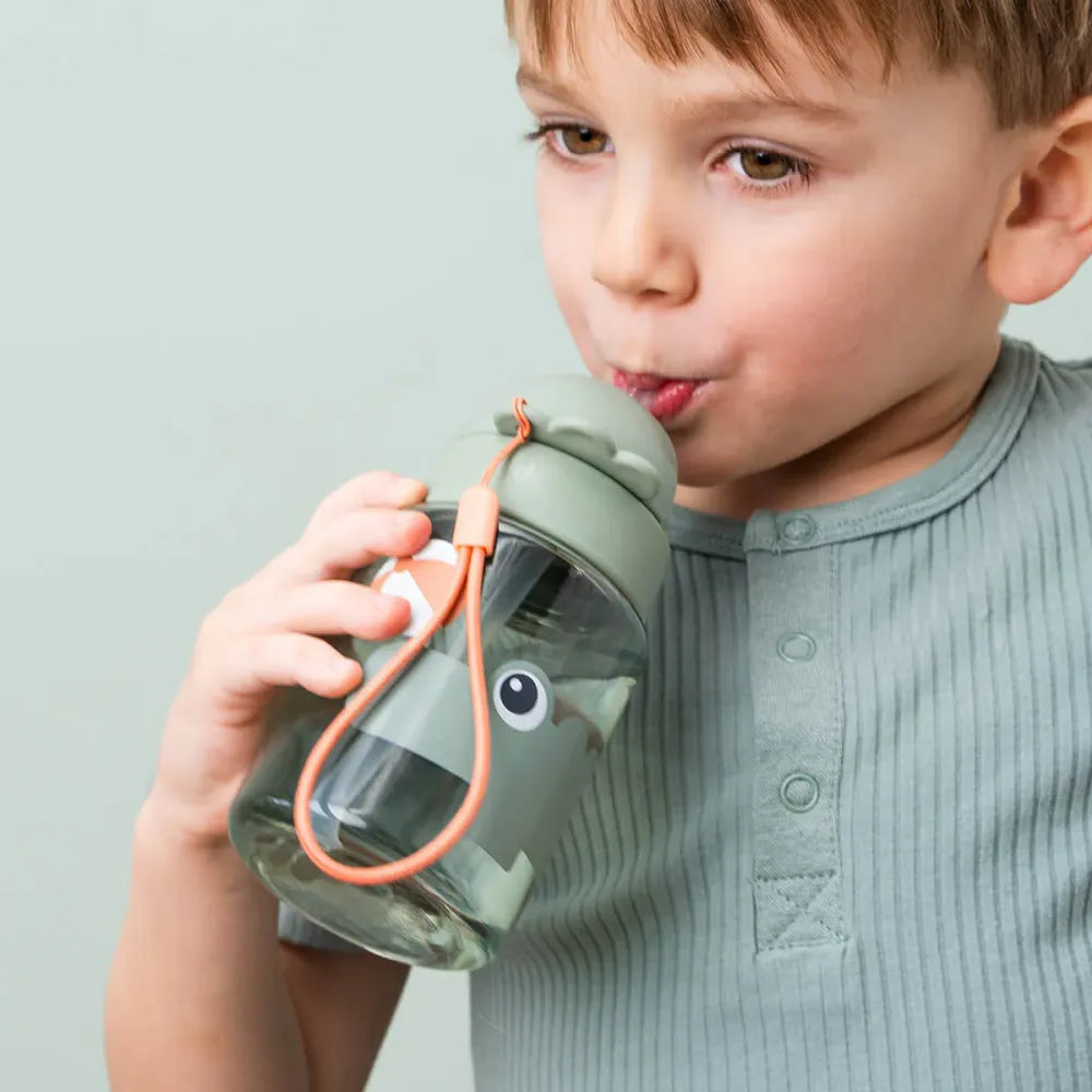 Bambino che beve dalla Borraccia con Cannuccia Playground Done by Deer Verde