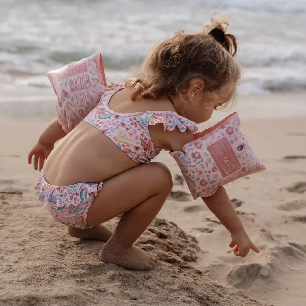 Bambina che indossa i braccioli Gonfiabili Dreamy mermaids