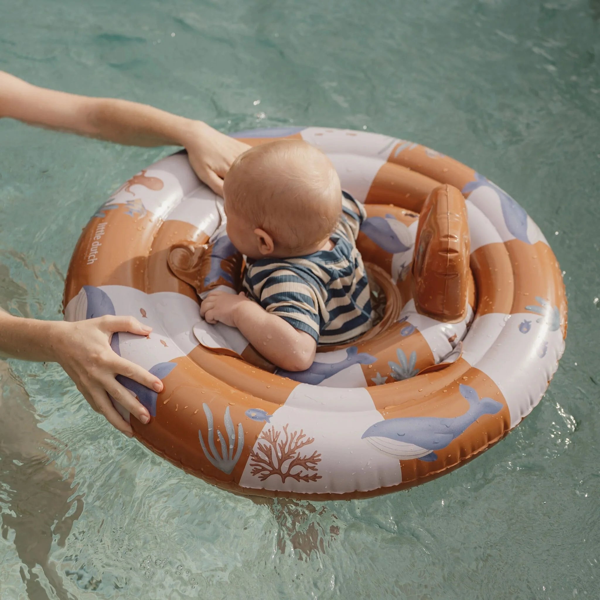 Bambino che nuota con la Ciambella per Bebè Little Dutch Ocean World