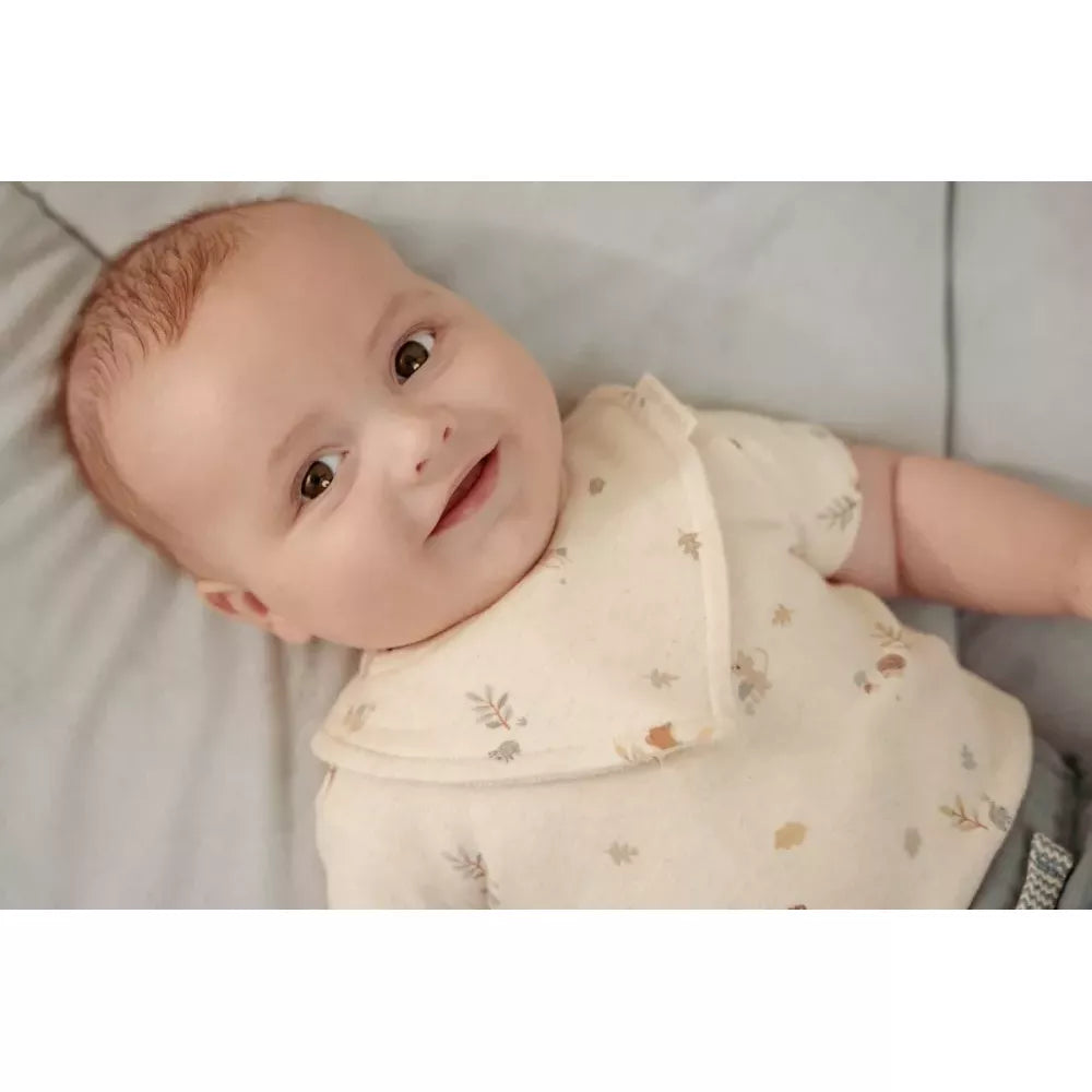 Bambino indossa il Bavaglino Crema del Set Bavaglini Blu Little Dutch