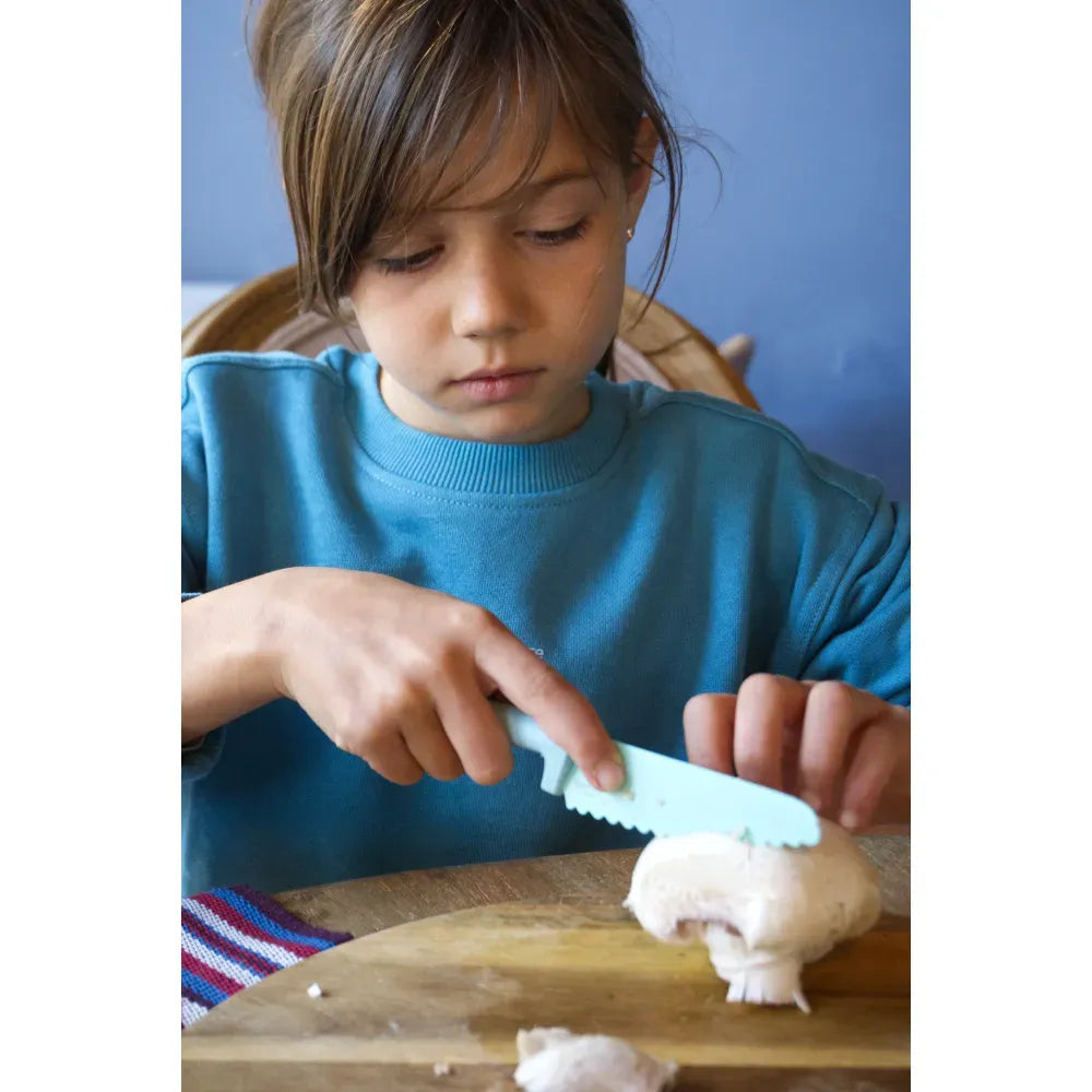 Bambina che usa il Coltello per Bambini Klyv Skagfa per tagliare un fungo
