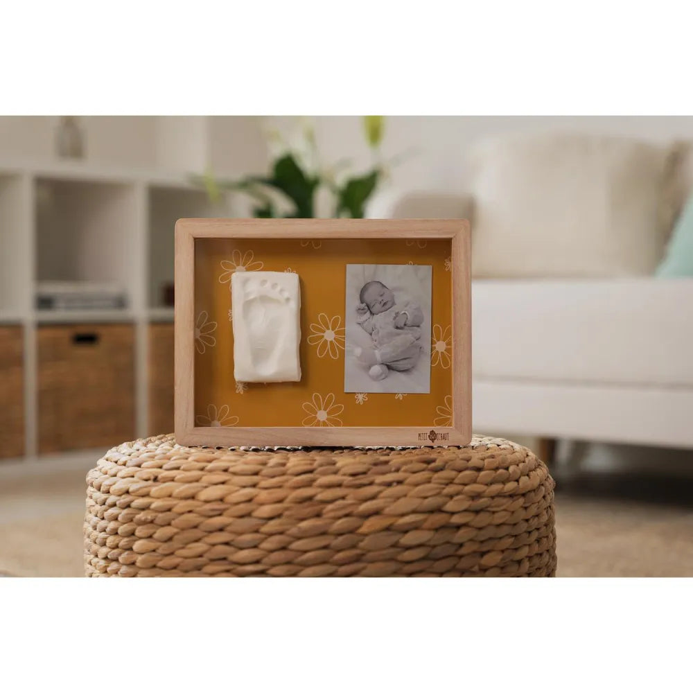Cornice Classica per Impronta Petit Artichaut Daisy Ochre esposta