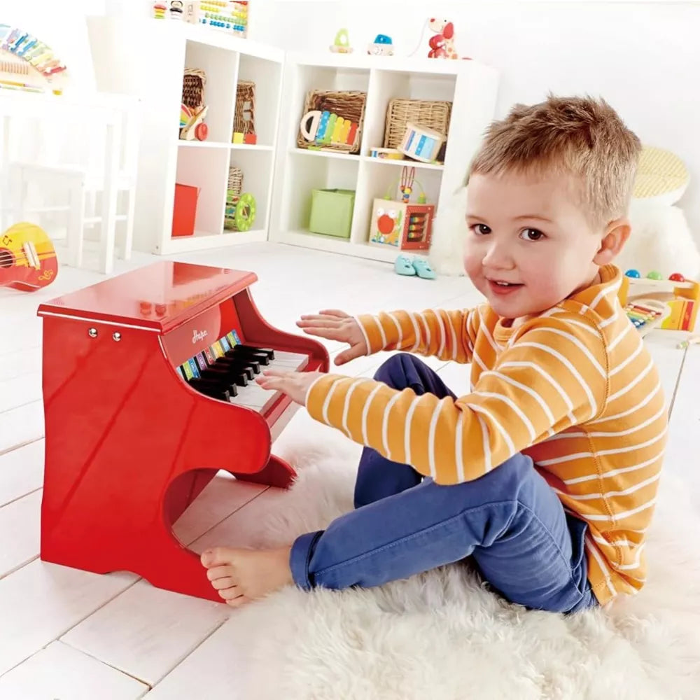 Bambino suona con il Pianoforte Divertente Hape