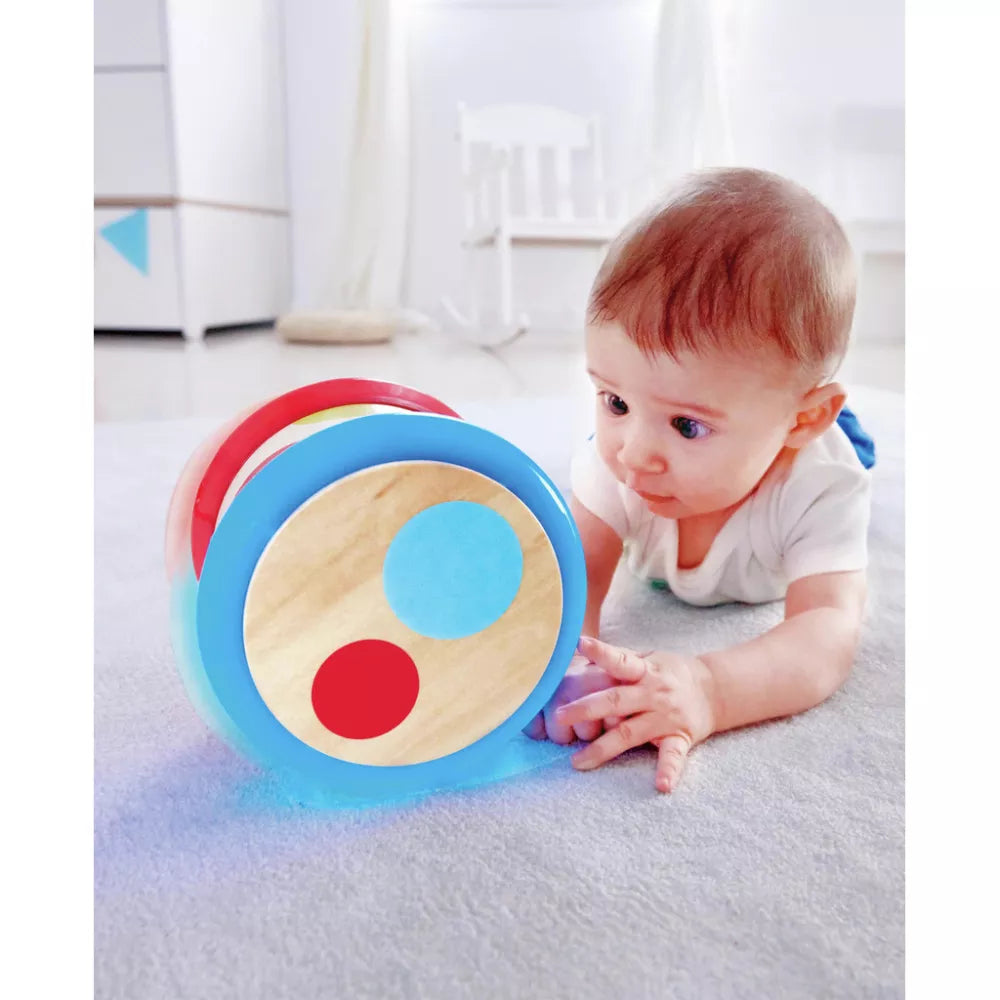 Bambino gioca con il Baby Tamburo Luminoso Hape