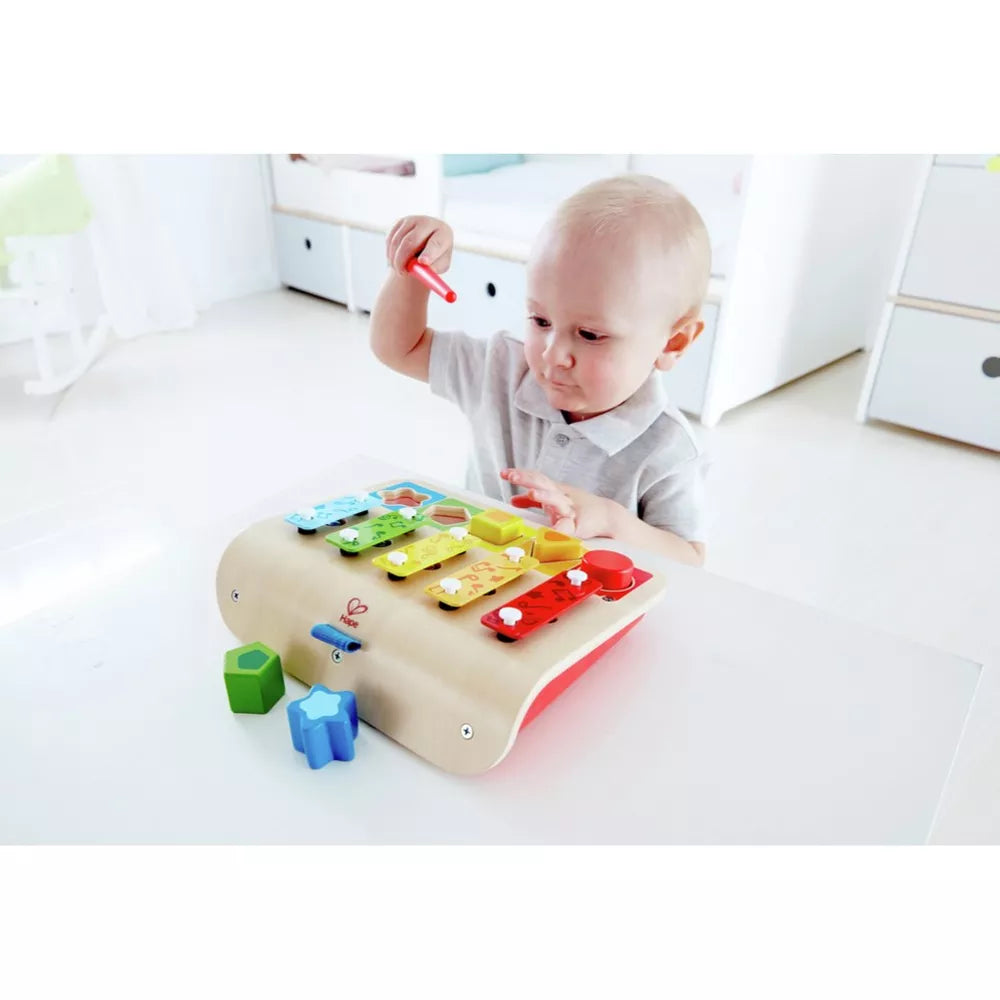 Bambino suona con lo Xilofono delle Forme Hape