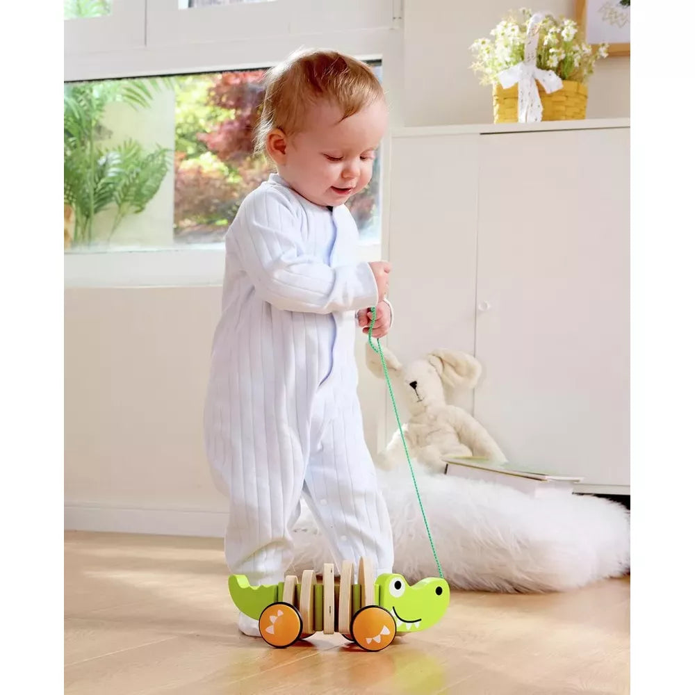 Bambino gioca con il Coccodrillo Trainabile in Legno Hape