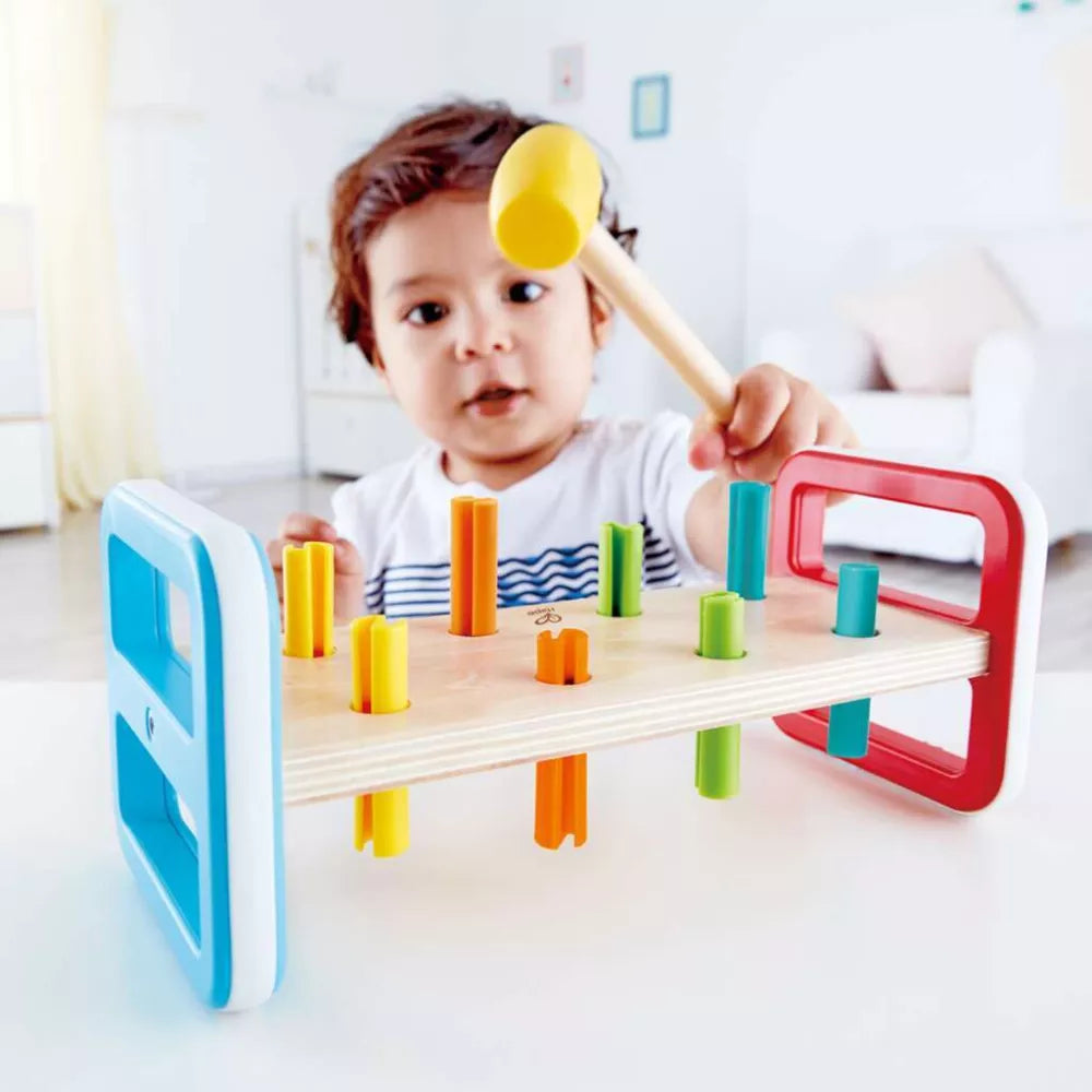 Bambino gioca con il Batti Batti Arcobaleno Hape