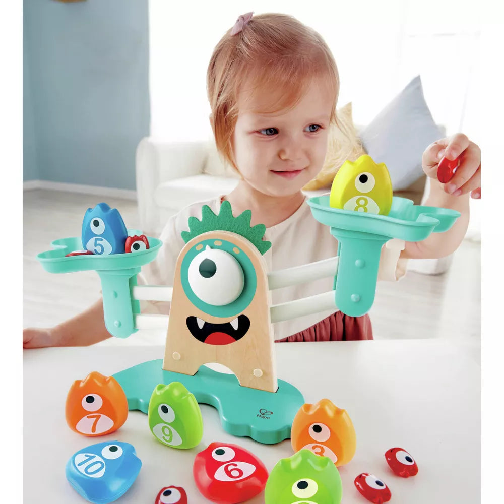 Bambina che gioca con al Bilancia Matematica con Mostri Hape