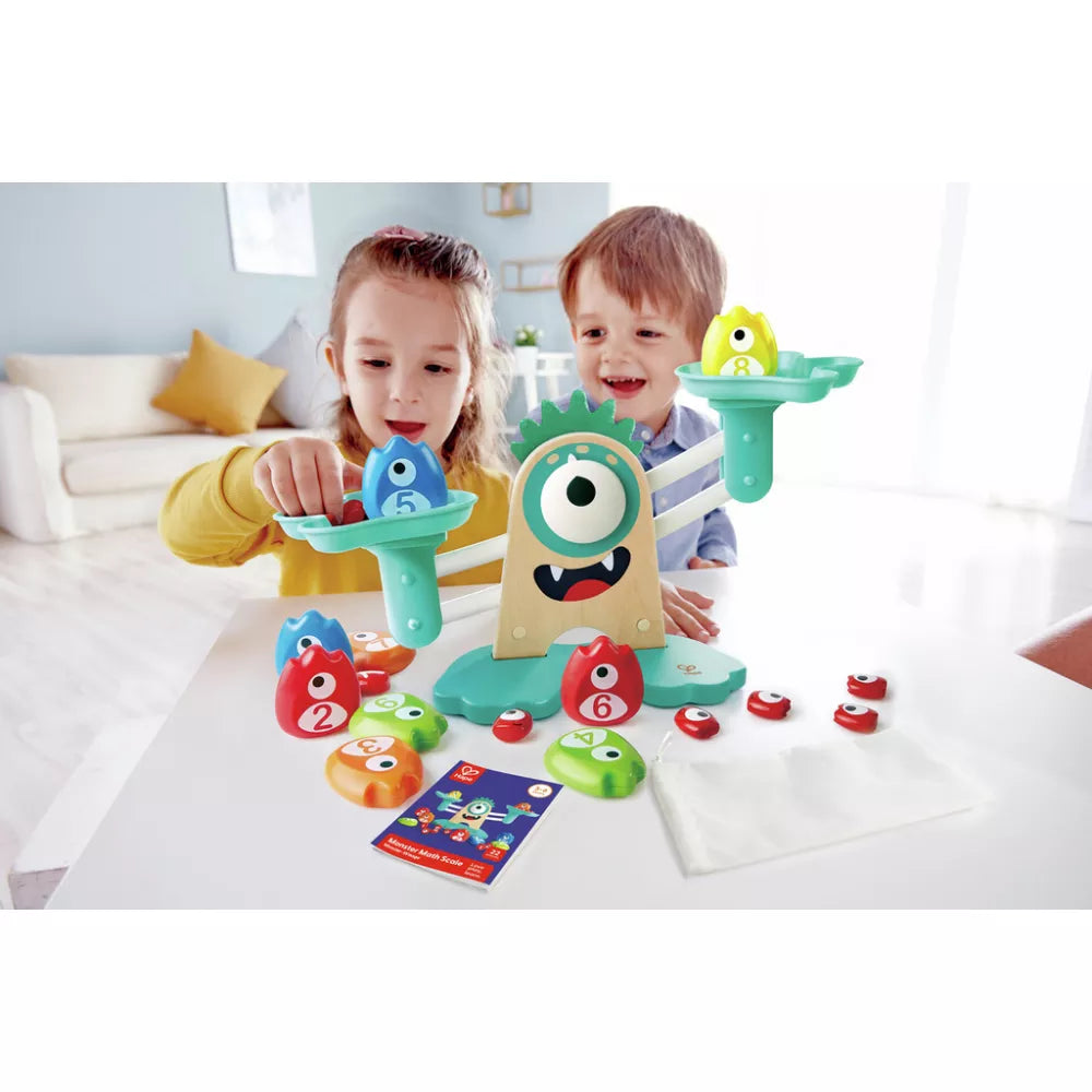 Bambini che giocano con la Bilancia Matematica con Mostri Hape