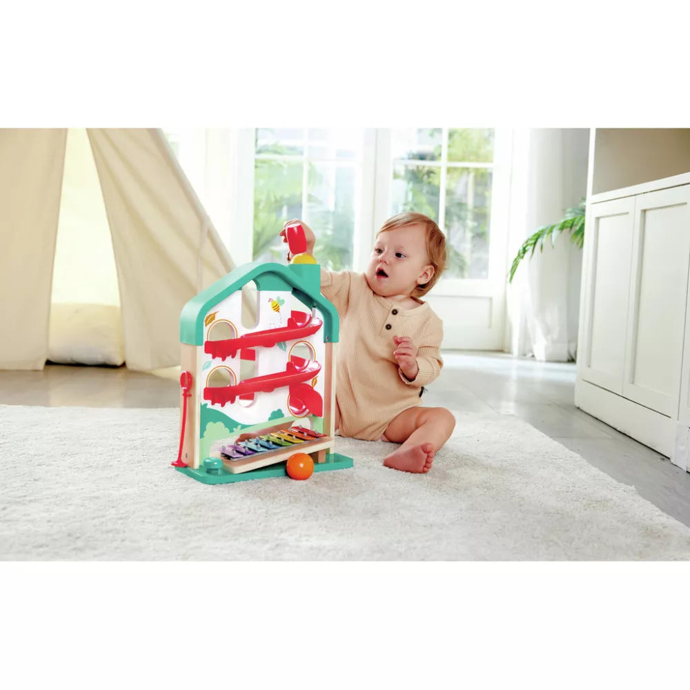 Bambino gioca con lo Scivolo con Palline e Xilofono Hape