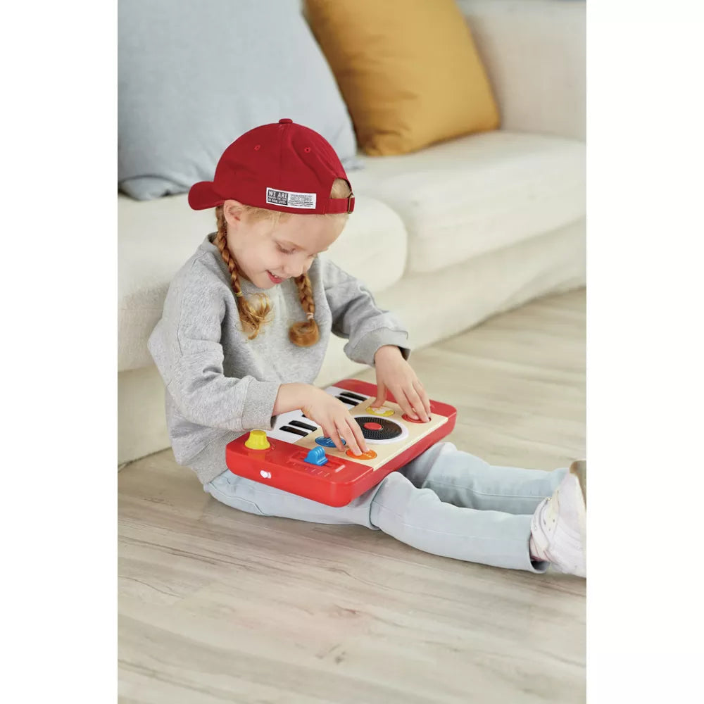 Bambina gioca con lo Studio DJ Mix & Spin Hape